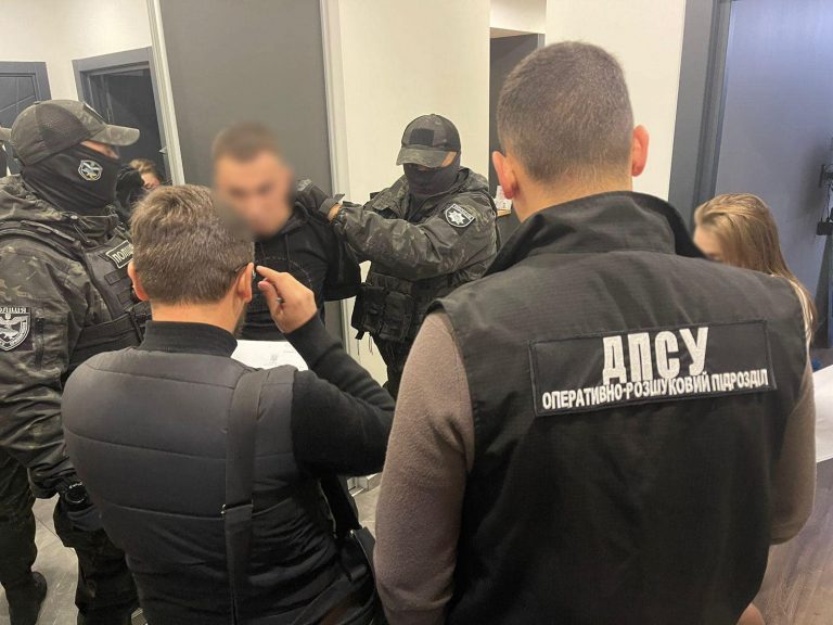 Збували долари в обмінниках: у Львові затримали фальшивомонетників (ФОТО) 10 461750824 122122998416388085 7782555886050343146 n