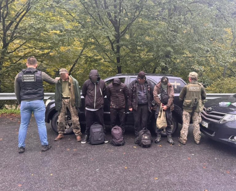 На кордоні зупинили автомобіль з правопорушниками: серед них і прикарпатець 9 462142390 867887025521728 7016008527552647867 n