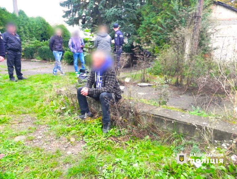 Напав та пограбув на зупинці: у Коломиї небайдужі затримали зловмисника 2 462345519 122111090942533378 4013017066701803877 n