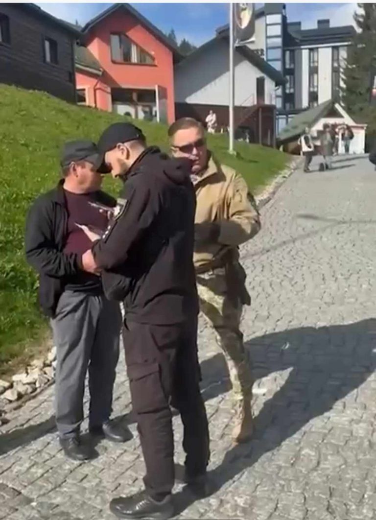 Представники ТЦК навідалися на популярний курорт "Буковель" 2 Представники ТЦК навідалися на популярний курорт "Буковель"