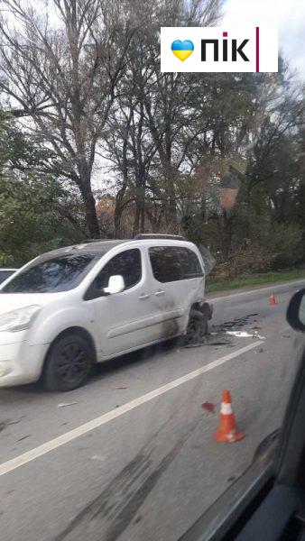 На Прикарпатті зіткнулися два автомобілі: на місці “швидка” та поліція (ВІДЕО)