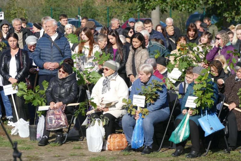 В пам'ять про полеглих воїнів: у Калуші висадили дубовий гай (ФОТО)