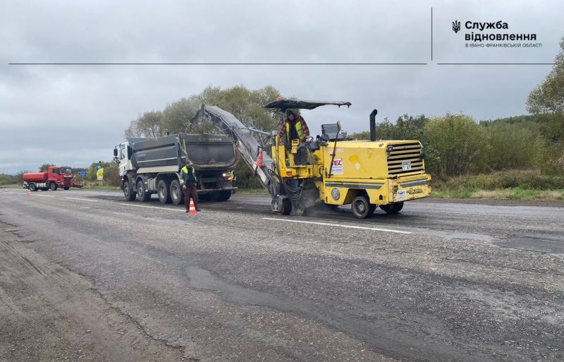 Прикарпатські дорожники повідомили, де цього тижня латали ями на дорогах (ФОТО)