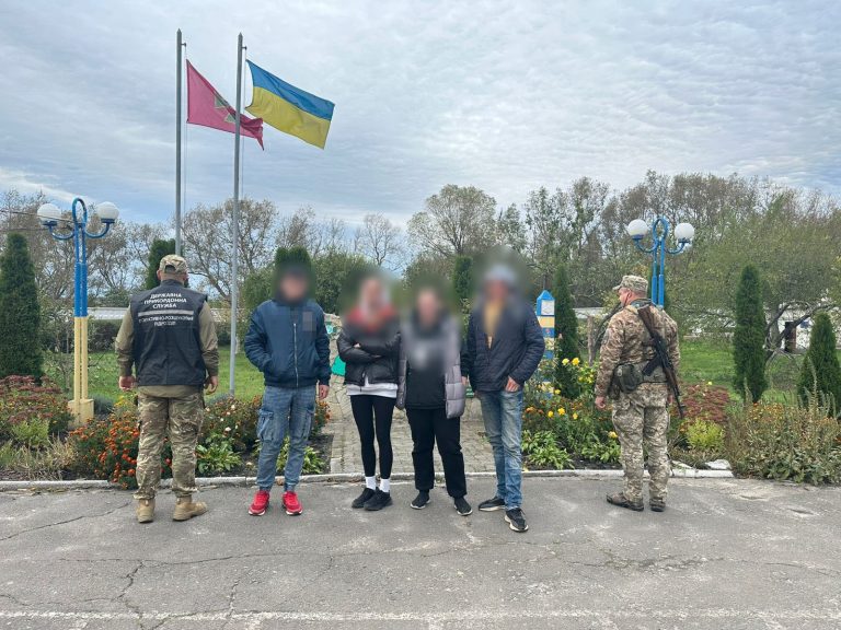 Двоє п'яних чоловіків намагалися перелізти паркан на кордоні з Польщею (ФОТО) 2 462773426 874473174863113 1013189722894717651 n 1