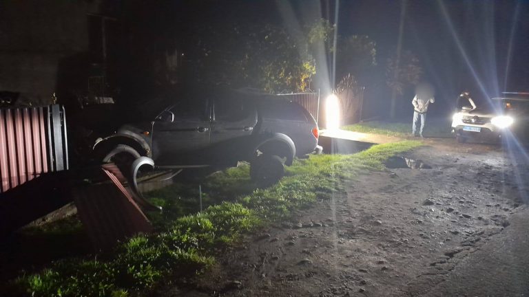 На Калущині п’яний водій на позашляховику в’їхав у металеву огорожу (ФОТО) 11 462802110 862996252642846 4679098899489346307 n