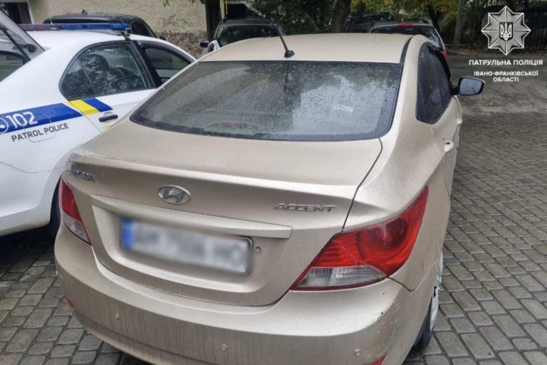 У Франківську водій врізався в припаркований автомобіль і втік (ФОТО) 2 463037989 978957570938521 1654878280932143444 n