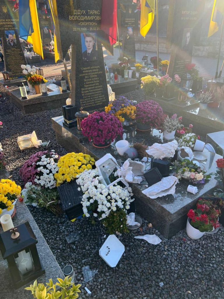 На Львівщині невідомі пошкодили могили полеглих воїнів (ФОТО) 1 463907373 3072827072859002 5722026072021922987 n