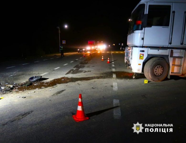 У Брошнів-Осадській громаді вантажівка зіткнулася з мотоциклістом: він помер у лікарні (ФОТО)