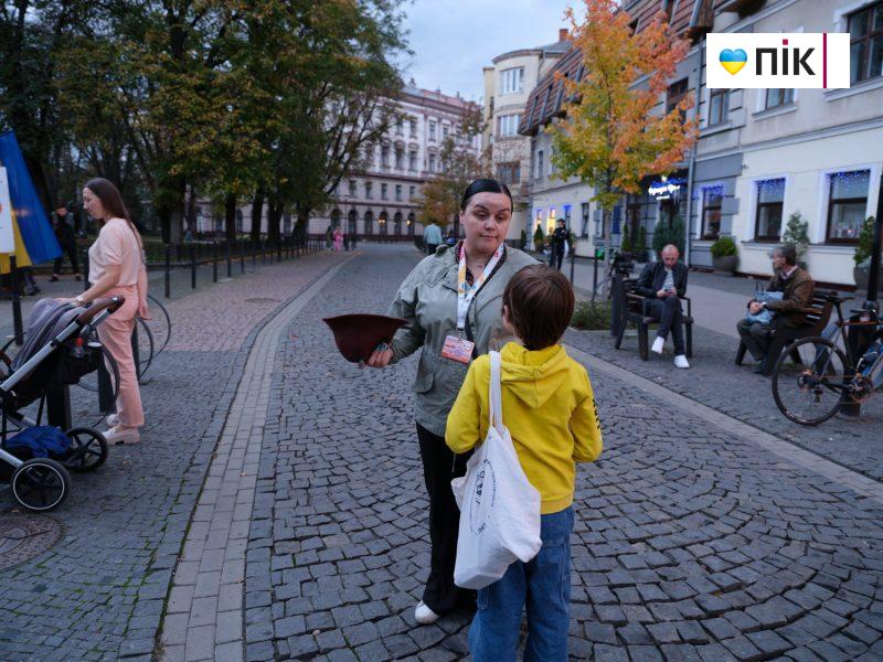 Люди Прикарпаття: благодійний концерт "На шапку" (ФОТО) 19 DSCF1338 2 scaled