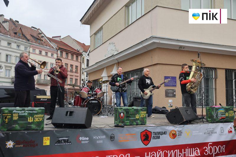 Допомога твоя – найсильніша зброя: у Франківську відбувся благодійний захід (ФОТО) 6 IMG 0077 2 scaled