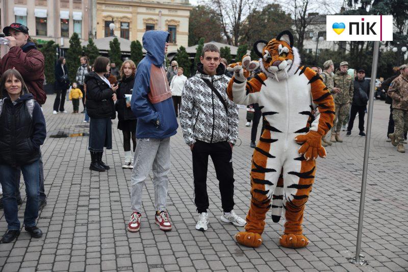 Допомога твоя – найсильніша зброя: у Франківську відбувся благодійний захід (ФОТО) 7 IMG 0173 2 scaled
