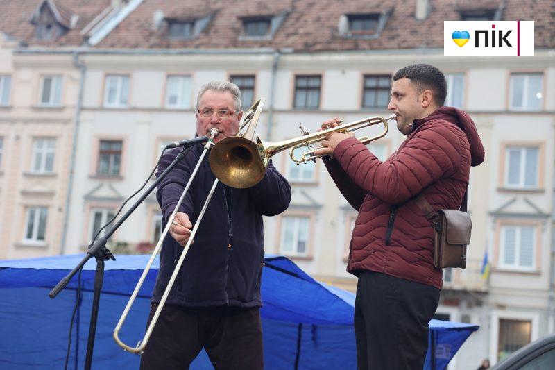 Допомога твоя – найсильніша зброя: у Франківську відбувся благодійний захід (ФОТО) 37 IMG 0208 2 scaled