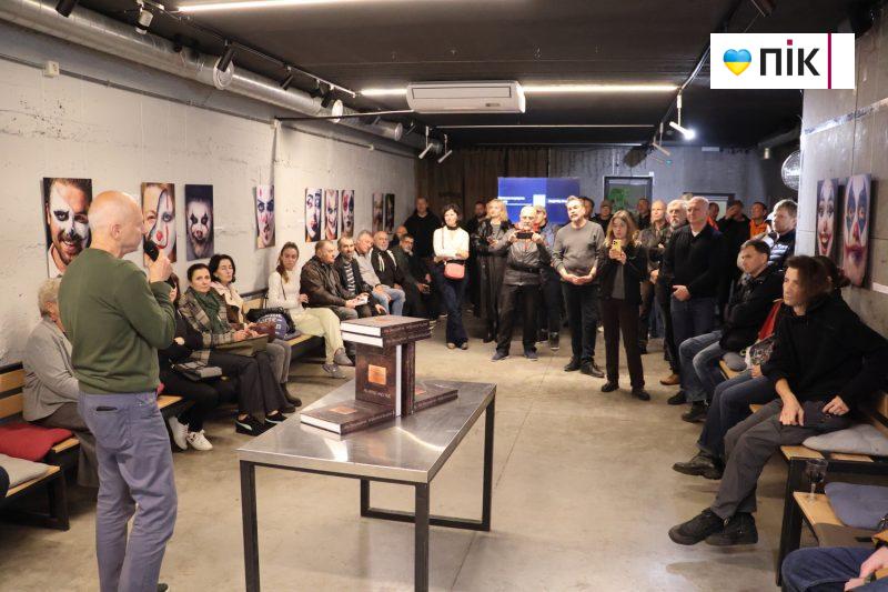 У Франківську відкрили виставку живопису "PSY" Ростислава Котерліна (ФОТО) 2 IMG 0584 2 scaled