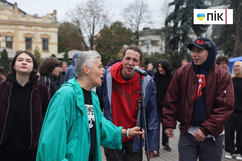 Допомога твоя – найсильніша зброя: у Франківську відбувся благодійний захід (ФОТО) 32 IMG 1131 2 scaled