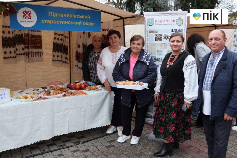 У Франківську відбувся благодійний ярмарок з нагоди п'ятої річниці створення громади (ФОТО) 13 IMG 1238 2 scaled
