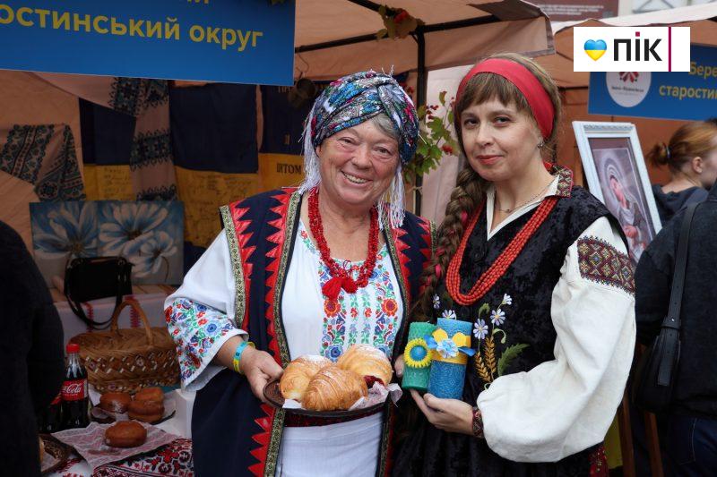 У Франківську відбувся благодійний ярмарок з нагоди п'ятої річниці створення громади (ФОТО) 16 IMG 1263 2 scaled