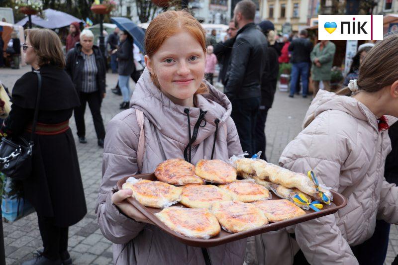 У Франківську відбувся благодійний ярмарок з нагоди п'ятої річниці створення громади (ФОТО) 10 IMG 1276 2 scaled