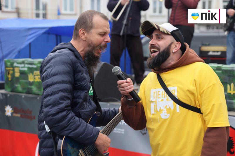 Допомога твоя – найсильніша зброя: у Франківську відбувся благодійний захід (ФОТО) 35 IMG 1278 2 scaled