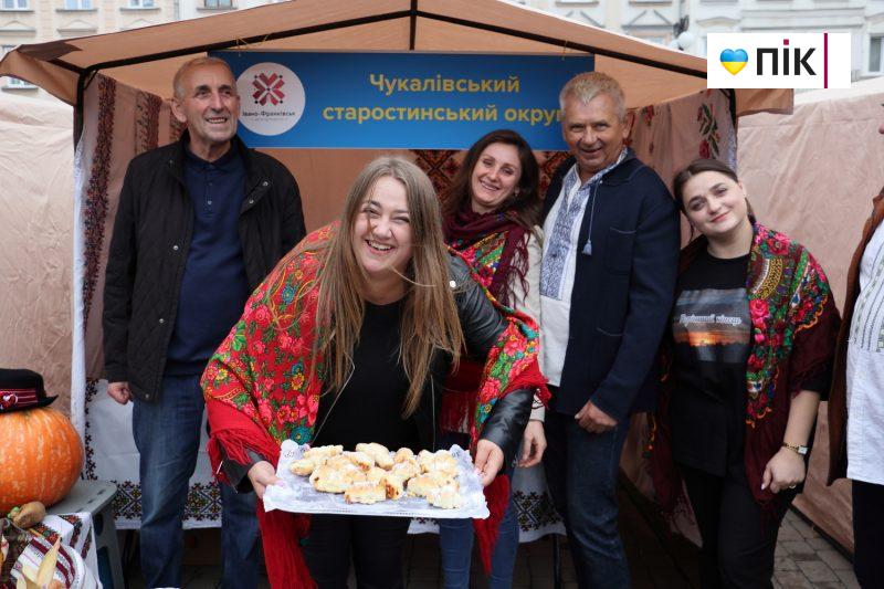 У Франківську відбувся благодійний ярмарок з нагоди п'ятої річниці створення громади (ФОТО) 9 IMG 1317 2 scaled
