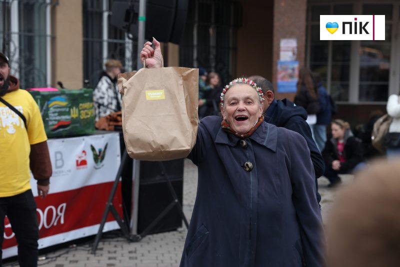 Допомога твоя – найсильніша зброя: у Франківську відбувся благодійний захід (ФОТО) 28 IMG 1579 2 scaled