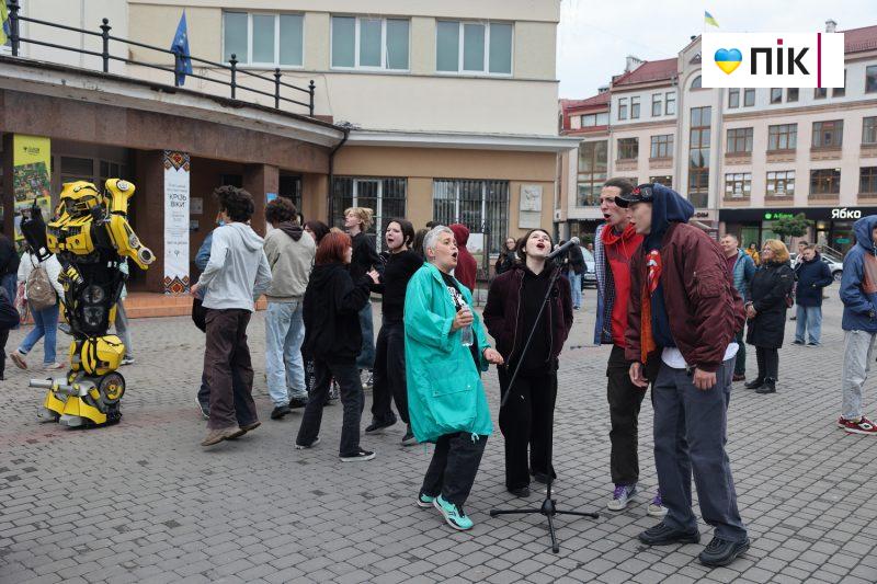 Допомога твоя – найсильніша зброя: у Франківську відбувся благодійний захід (ФОТО) 29 IMG 1697 2 scaled