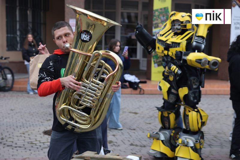 Допомога твоя – найсильніша зброя: у Франківську відбувся благодійний захід (ФОТО) 30 IMG 1756 2 scaled