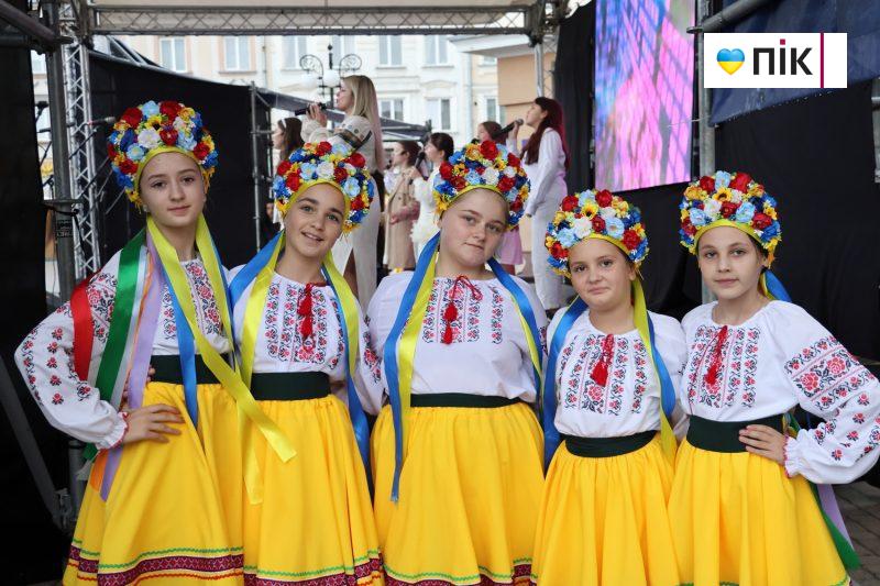 У Франківську відбувся благодійний ярмарок з нагоди п'ятої річниці створення громади (ФОТО) 32 IMG 1971 2 scaled