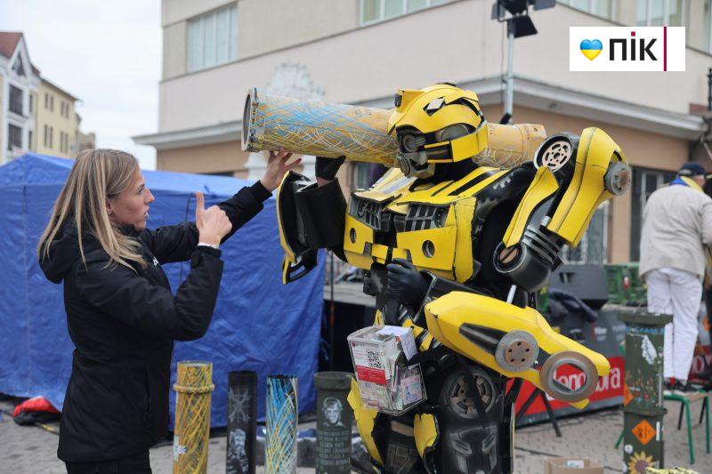 Допомога твоя – найсильніша зброя: у Франківську відбувся благодійний захід (ФОТО) 24 IMG 2512 2 scaled