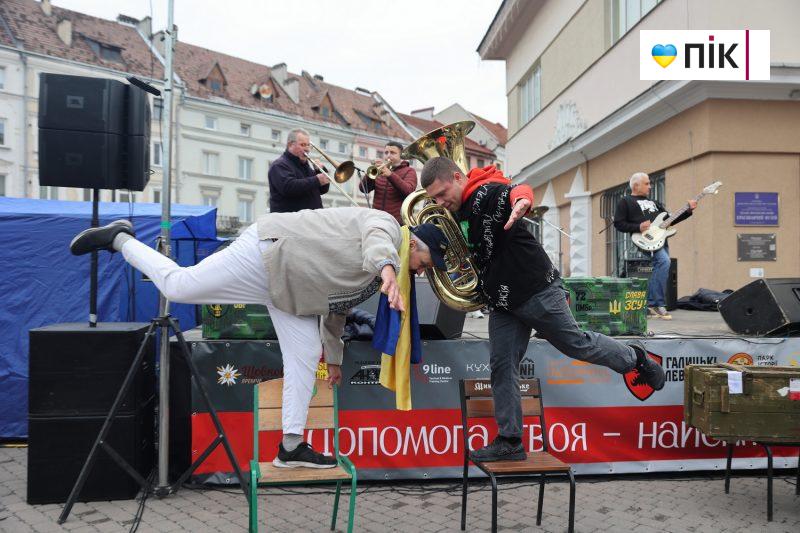 Допомога твоя – найсильніша зброя: у Франківську відбувся благодійний захід (ФОТО) 25 IMG 2592 2 scaled