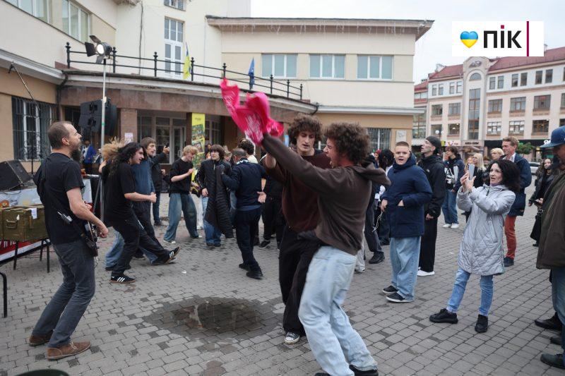 Допомога твоя – найсильніша зброя: у Франківську відбувся благодійний захід (ФОТО) 20 IMG 2806 2 scaled