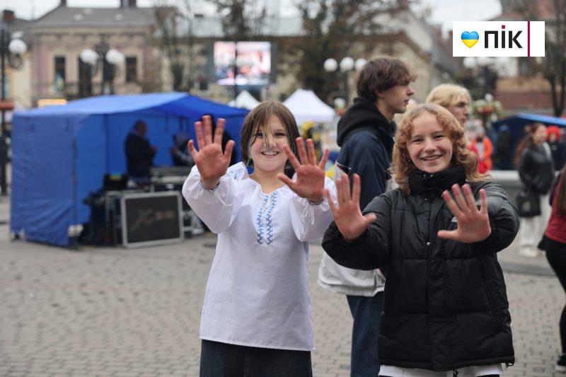 Допомога твоя – найсильніша зброя: у Франківську відбувся благодійний захід (ФОТО) 17 IMG 3769 2 scaled