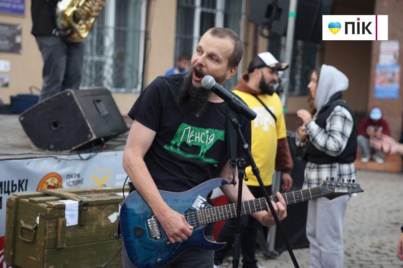 Допомога твоя – найсильніша зброя: у Франківську відбувся благодійний захід (ФОТО) 15 IMG 4268 2 scaled