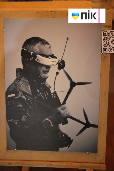 “І один в полі воїн”: у Франківську презентували фотовиставку до Дня захисників та захисниць (ФОТОРЕПОРТАЖ) 2 IMG 9456 2 scaled