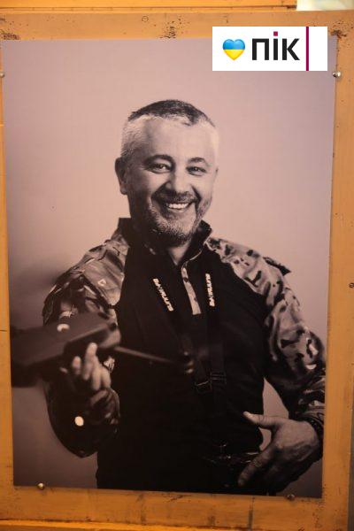 “І один в полі воїн”: у Франківську презентували фотовиставку до Дня захисників та захисниць (ФОТОРЕПОРТАЖ) 3 IMG 9457 2 scaled