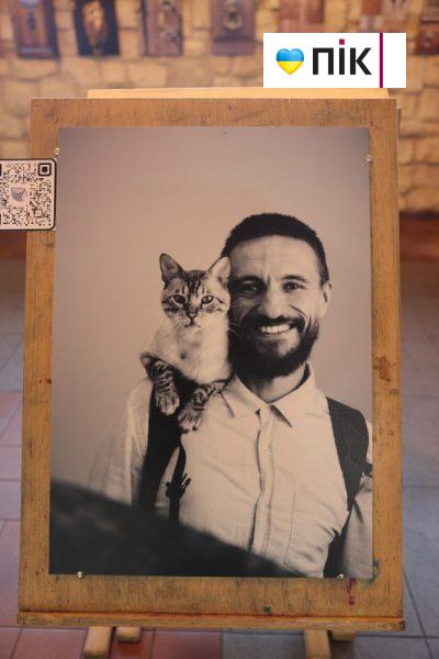 “І один в полі воїн”: у Франківську презентували фотовиставку до Дня захисників та захисниць (ФОТОРЕПОРТАЖ) 4 IMG 9463 2 scaled