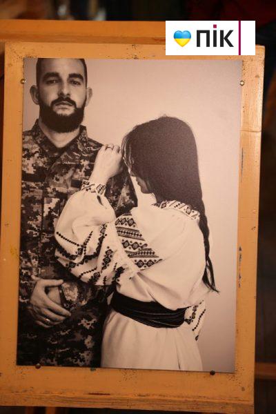 “І один в полі воїн”: у Франківську презентували фотовиставку до Дня захисників та захисниць (ФОТОРЕПОРТАЖ) 7 IMG 9527 2 scaled