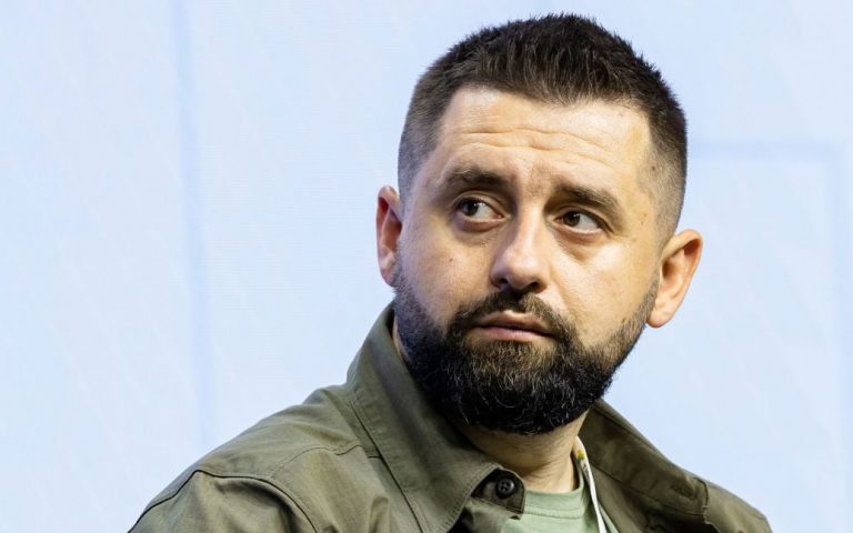 Арахамія заявив, що "Слуги народу" підуть на фронт тільки після "Європейської солідарності" 6 Арахамія заявив, що "Слуги народу" підуть на фронт тільки після депутатів "Європейської солідарності"