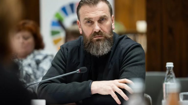 Міносвіти підтримало заборону спілкуватися російською на перервах у школах - Лісовий 7 photo 5208700547635471228 y