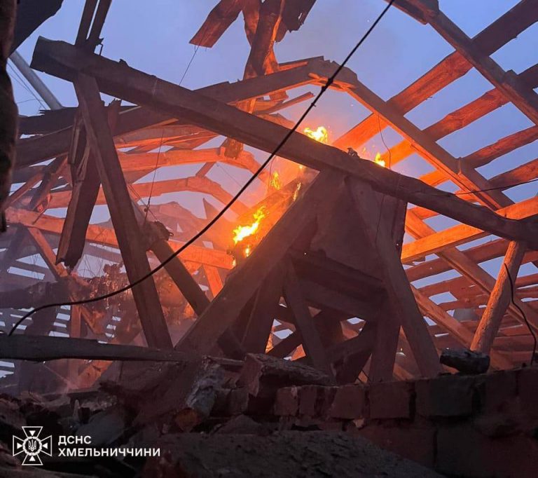 На Хмельниччині уламки дрона пошкодили готель та будинок (ФОТО) 3 photo 5246971863043794878 y