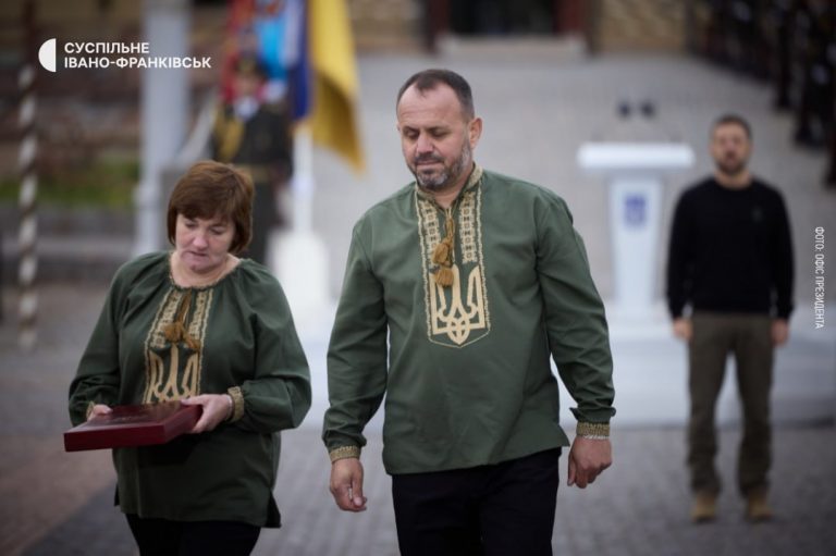 Зеленський вручив батькам полеглого Петра Федорчука з Прикарпаття орден "Золота Зірка" 6 photo 5467742291683828884 y