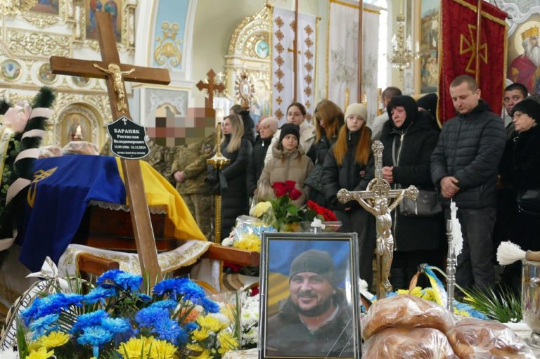 На Калущині попрощалися з воїном, який трагічно загинув в ДТП (ФОТО) 1 1 16