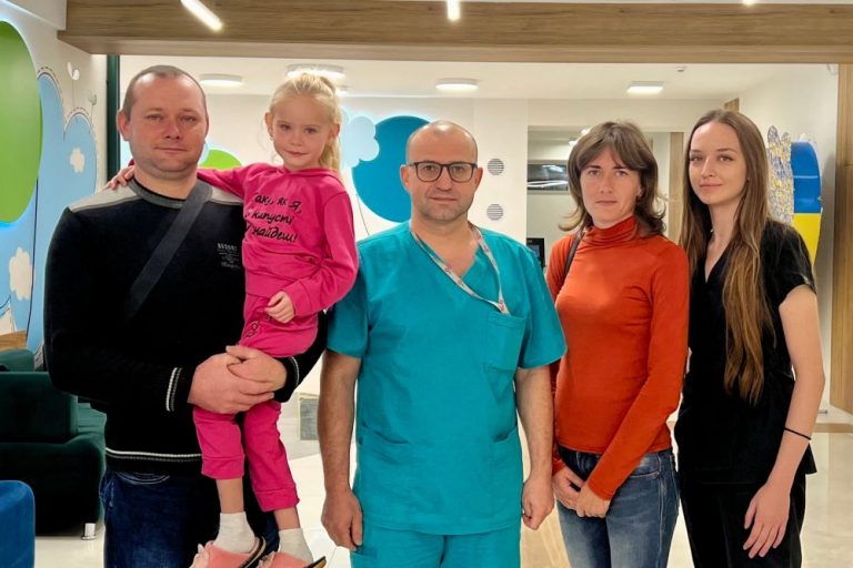 У Львові робот-хірург врятував дівчинку, яка зовсім не могла їсти