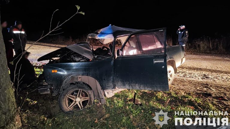 На Львівщині водій "ВАЗу" в'їхав у дерево: одна людина загинула, троє травмовані (ФОТО)