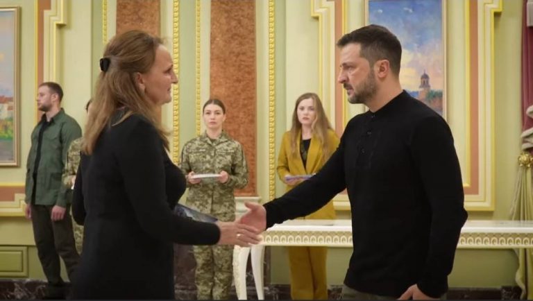 Зеленський вручив сертифікат на квартиру матері полеглого Героя з Прикарпаття (ФОТО) 12 465715605 972669664904304 2276889911302231132 n