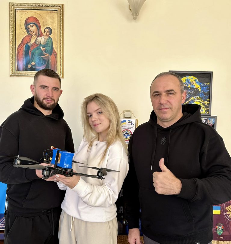 Молодята з Верховини купили дрон для 201 батальйону 102 бригади ТрО (ФОТО)