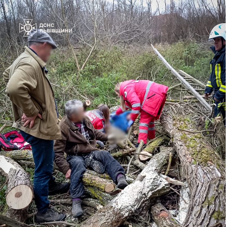 На Львівщині на батька з сином впало дерево (ФОТО) 4 466679251 891010726457796 7170423696901149329 n