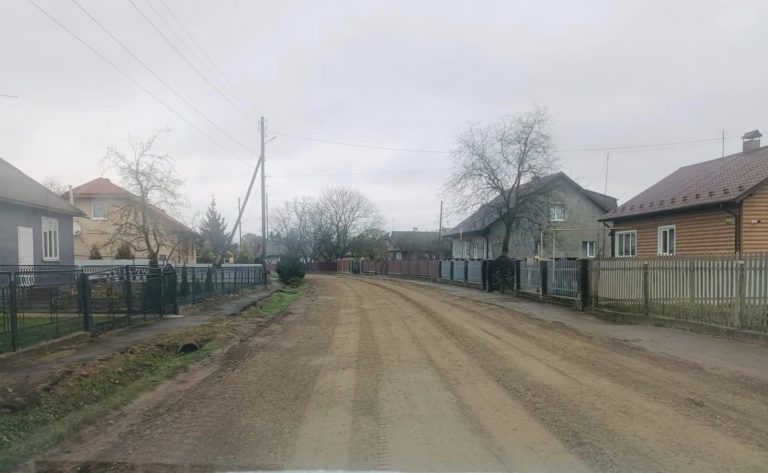 Жителі Тужилова на Калущині самостійно відремонтували дорогу обласного значення (ФОТО) 12 Жителі Тужилова на Калущині самостійно відремонтували дорогу обласного значення (ФОТО)