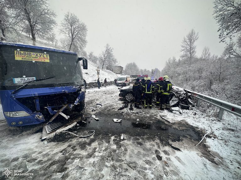 На дорозі "Долина-Хуст" зіткнулися легковик та рейсовий автобус: загинула водійка (ФОТО) 2 467476565 969177331903167 6679495123598526960 n