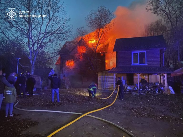 Вогонь гасили п'ять годин: на Надвірнянщині горів двоповерховий будинок (ФОТО) 5 4b21108a ddaa 408e b651 786d6dcf42c5 1