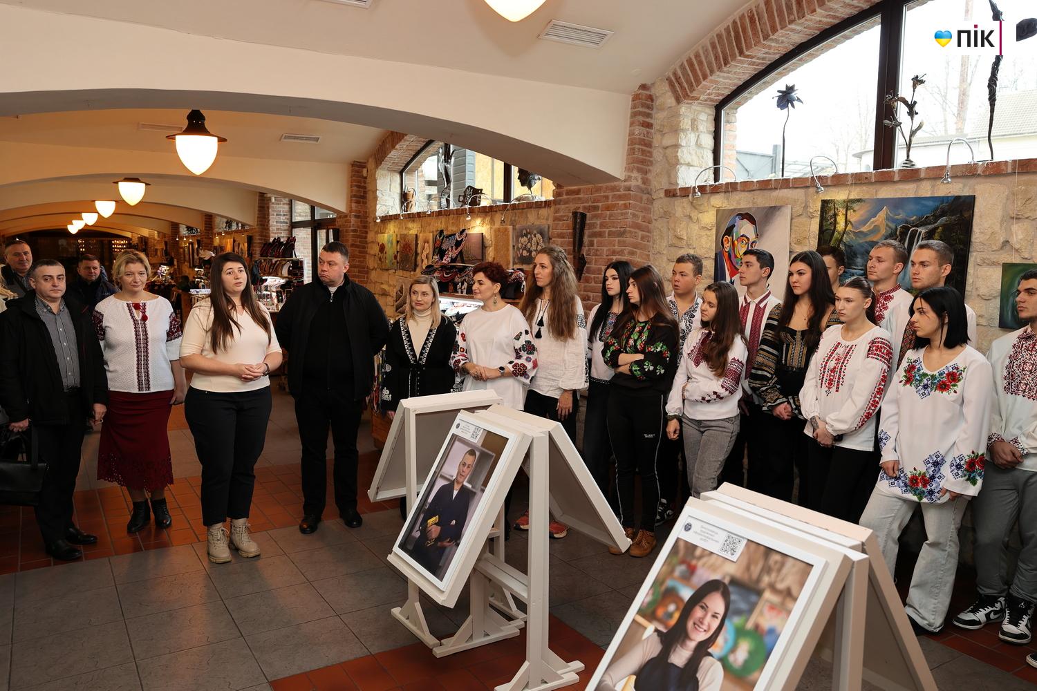 Люди Прикарпаття: фотовиставка «Моє майбутнє - майбутнє України» (ФОТО) 11 IMG 1989 2